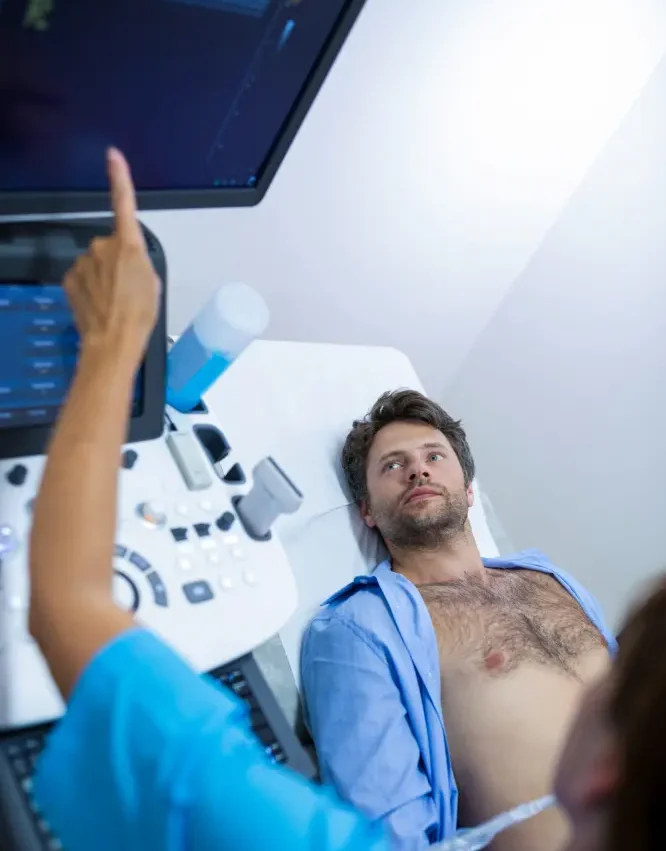 Лікар медичного центру "Здорова нація" у Дніпрі проводить УЗД мошонки